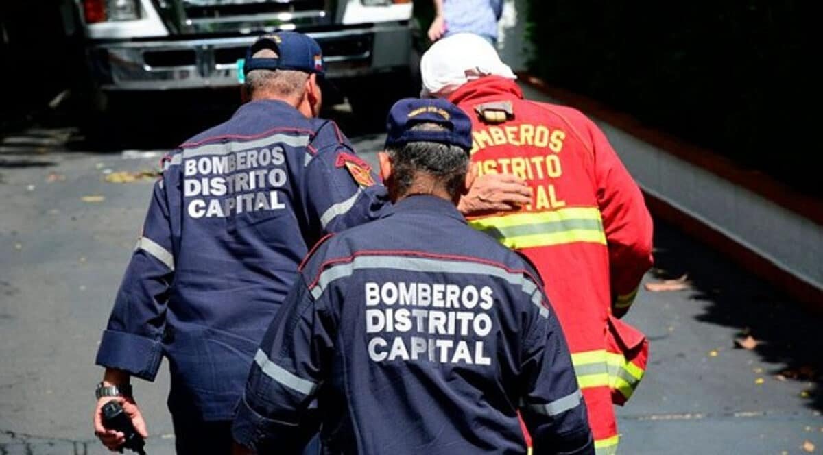Buscan a un adolescente que fue arrastrado por una quebrada en Catia