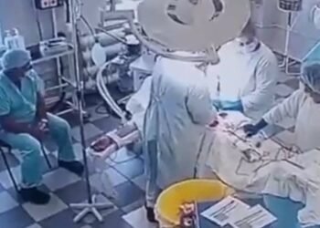 Impactante VIDEO: cirujanos continuaron operando en medio del brutal terremoto en Rusia