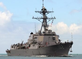 El destructor de misiles guiados USS Sampson atracó en Panamá para surtir combustible