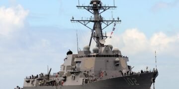 El destructor de misiles guiados USS Sampson atracó en Panamá para surtir combustible