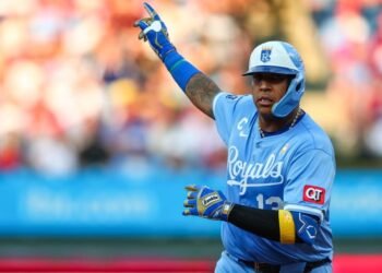 Con un solo swing Salvador Pérez hizo historia: llegó a 300 jonrones y 1.000 carreras impulsadas (VIDEO)