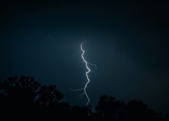 Realizaba un mandado en su moto, pero halló la muerte al ser alcanzado por un rayo