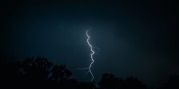 Realizaba un mandado en su moto, pero halló la muerte al ser alcanzado por un rayo