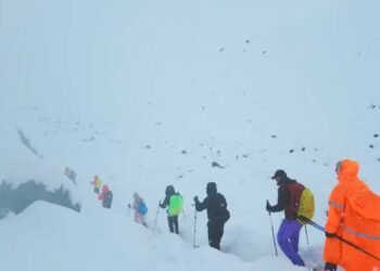 Caos en el Everest: Al menos mil escaladores quedaron varados tras una brutal tormenta de nieve