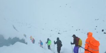 Caos en el Everest: Al menos mil escaladores quedaron varados tras una brutal tormenta de nieve