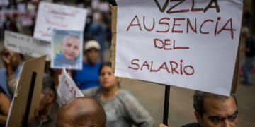 UCV cargó contra el chavismo por bono navideño fraccionado y salarios exiguos