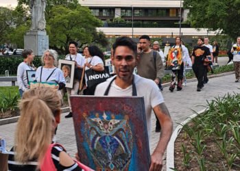 “Arte en el pecho”, la iniciativa venezolana que irrumpió en la Noche de los Museos de Buenos Aires