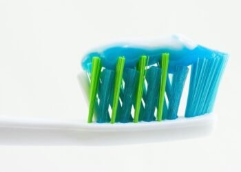 Cepillos de dientes: por qué acumulan bacterias y cuándo cambiarlos