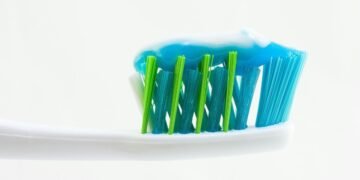 Cepillos de dientes: por qué acumulan bacterias y cuándo cambiarlos