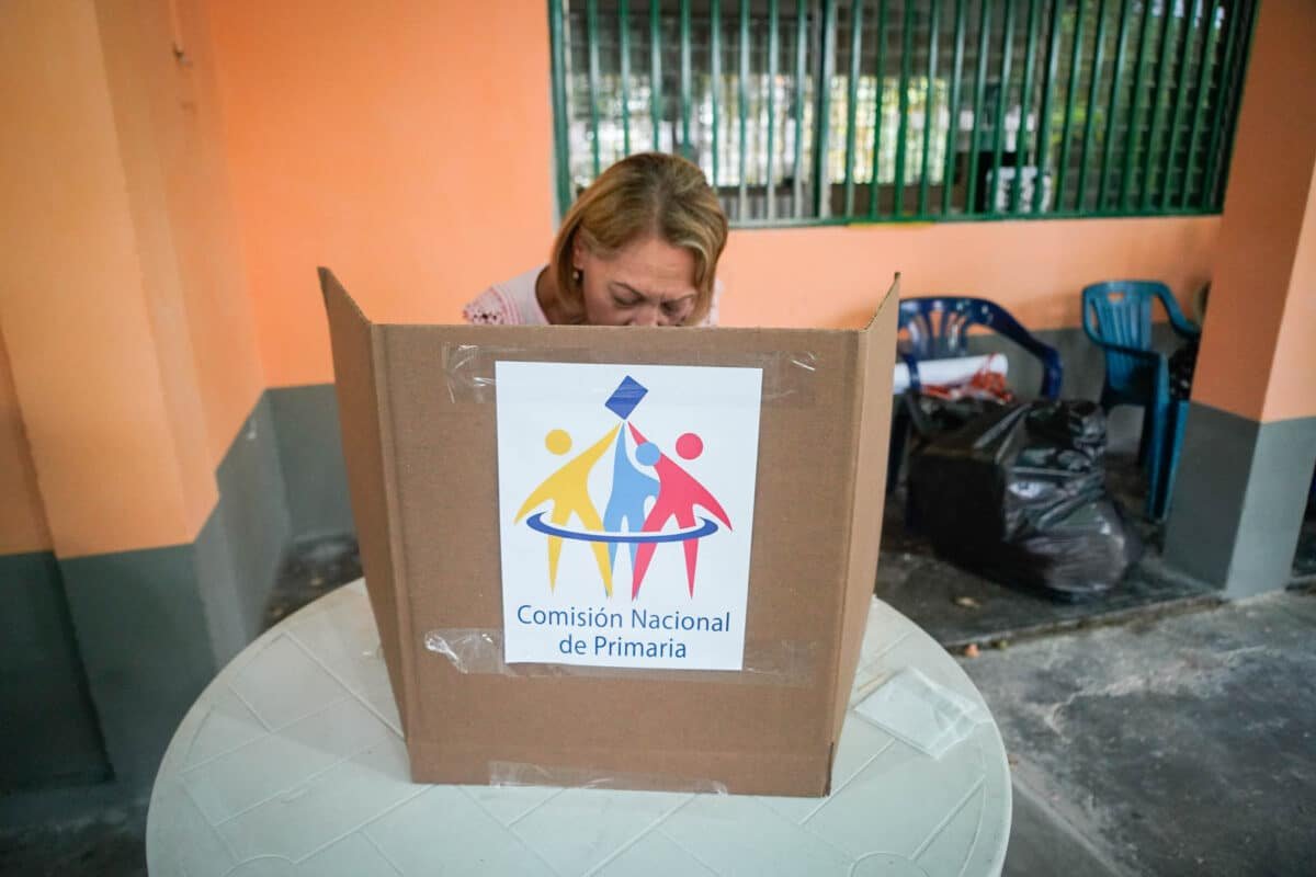 Personas ejerciendo su voto en el centro de votación de Santa Fe en las elecciones primarias 2023