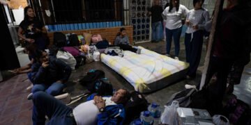 “Necesitan agua y comida”: Familias de presos políticos intentan resistir al retraso de excarcelaciones