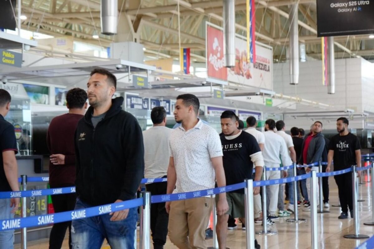 Llegó a Venezuela un avión con 183 migrantes retornados desde EE UU