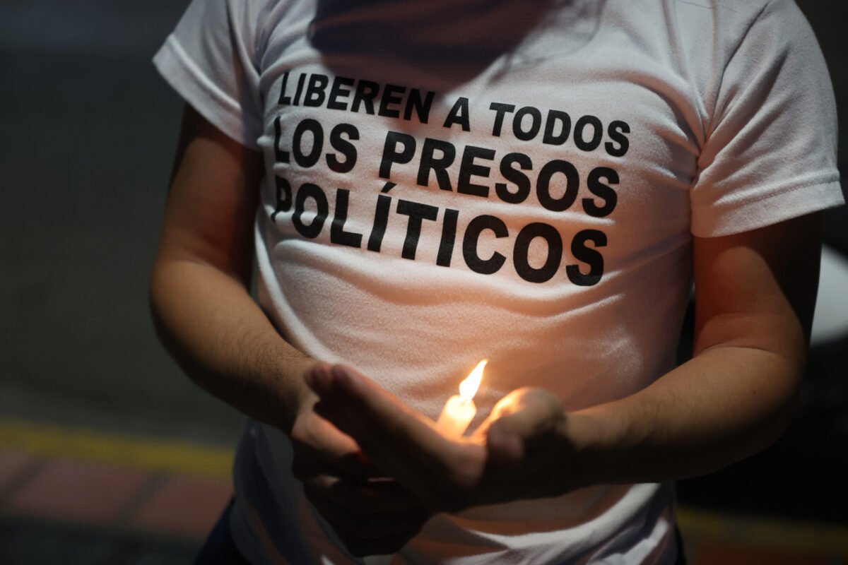 En imágenes: familiares de presos políticos realizan vigilia en espera de liberaciones