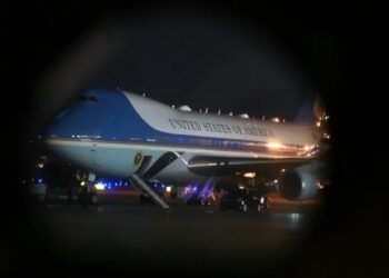 Falla que obligó a aterrizar el vuelo de Trump plantea preguntas sobre la antigüedad del Air Force One