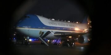 Falla que obligó a aterrizar el vuelo de Trump plantea preguntas sobre la antigüedad del Air Force One