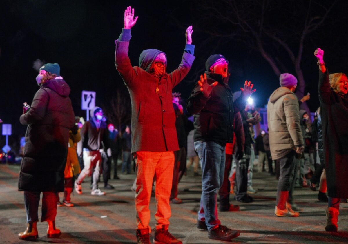 Llamada al 911 contradice relato del gobierno sobre operativo de ICE que dejó herido a un venezolano Un agente del ICE le disparó a un venezolano durante un operativo en Minneapolis