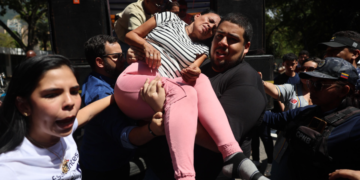 Madre de presa política conoció el paradero de su hija tras descompensarse en protesta de la UCV