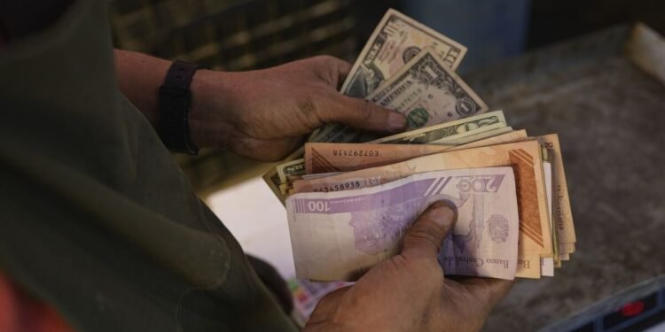 Bloomberg: Intensifican la venta de dólares a la banca privada venezolana para apuntalar el bolívar