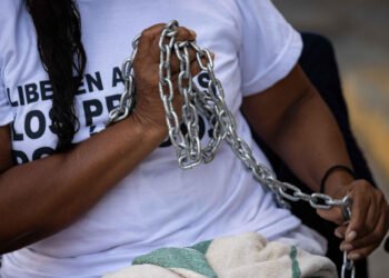 Familiares reciben atención médica tras casi 40 horas en huelga de hambre en Zona 7 (VIDEO)