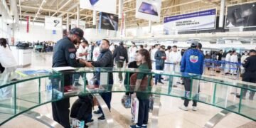 Arribó un vuelo con 126 venezolanos repatriados desde EE UU