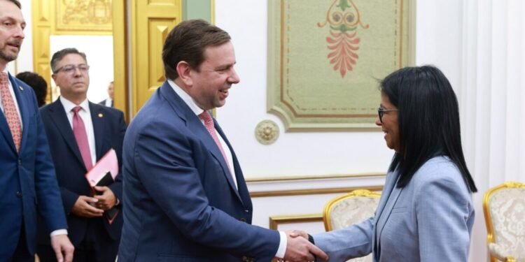 Venezuela firmó acuerdo con Shell para desarrollar una división de PDVSA en Monagas