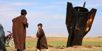 ¡Insólito! Niños juegan junto a un misil iraní sin detonar que cayó en zona rural de Siria (FOTOS)