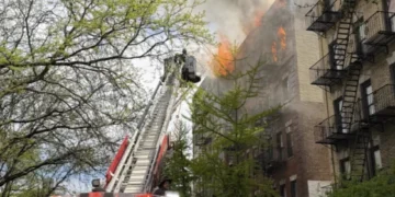 Incendio de edificio en Nueva York dejó dos muertos y al menos una docena de heridos