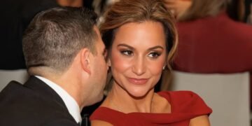 Renunció la periodista que quedó envuelta en escándalo de infidelidad con entrenador de la NFL