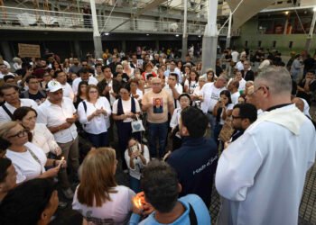 En FOTOS: vigilia en Los Palos Grandes honró la memoria de Carmen Navas y Víctor Quero