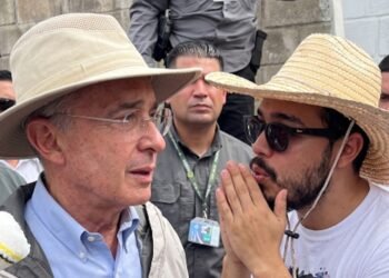 Tensión en Colombia: mural cerca de la casa de Álvaro Uribe provocó choques entre seguidores y opositores (Videos)
