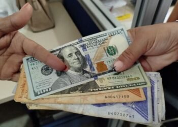 El bolívar ha perdido casi la mitad de su valor frente al dólar en lo que va de 2026