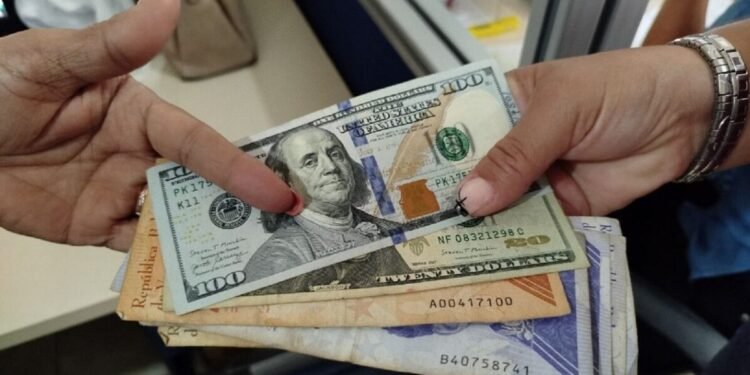 El bolívar ha perdido casi la mitad de su valor frente al dólar en lo que va de 2026