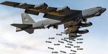 Fallecen los ocho tripulantes de un bombardero B-52 de EE UU tras estrellarse en California